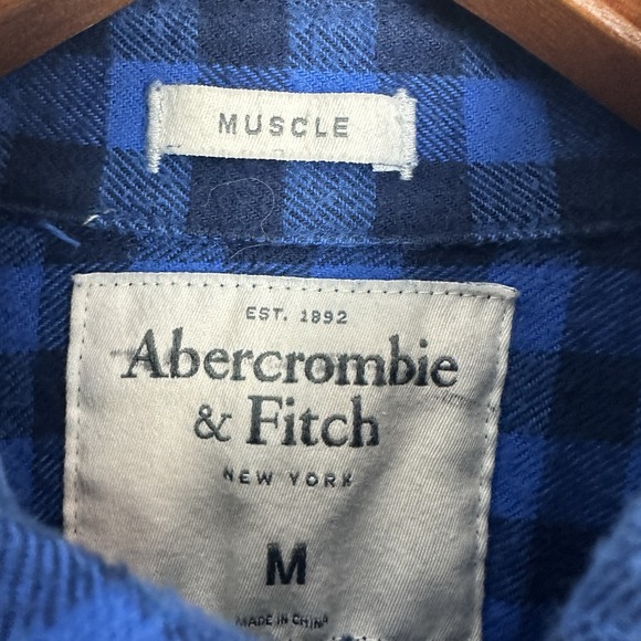 Abercrombie & Fitch Flannel Shirt Mens Medium Muscle Fit Blue Navy Buffalo Plaid - Picture 2 of 8